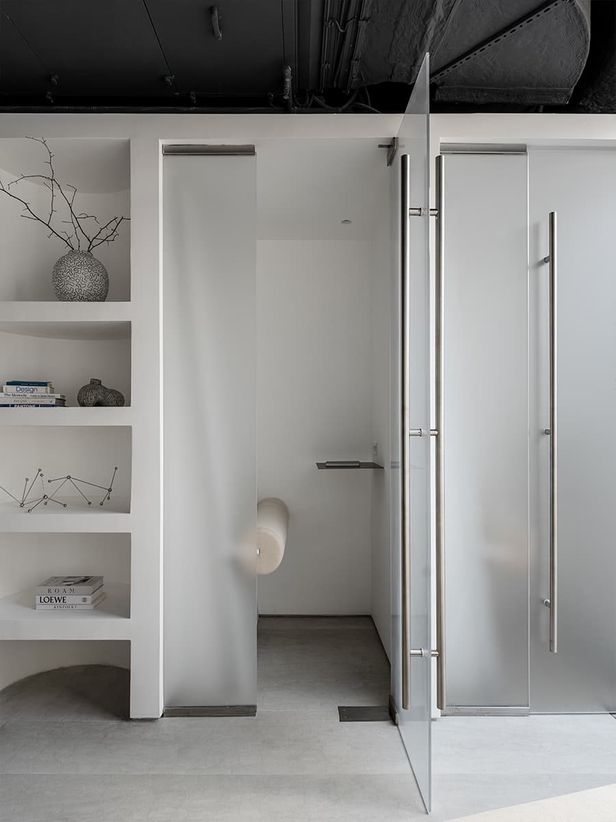 Холодные голубые оттенки, бетон и дерево в интерьере клубного дома — проект DA bureau