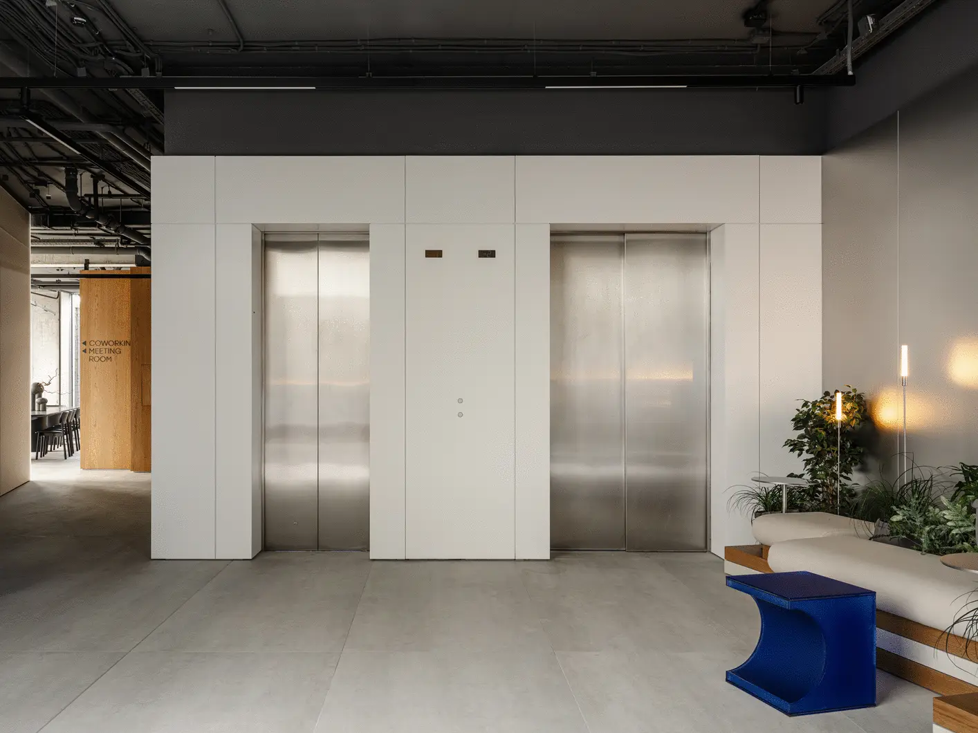 Холодные голубые оттенки, бетон и дерево в интерьере клубного дома — проект DA bureau