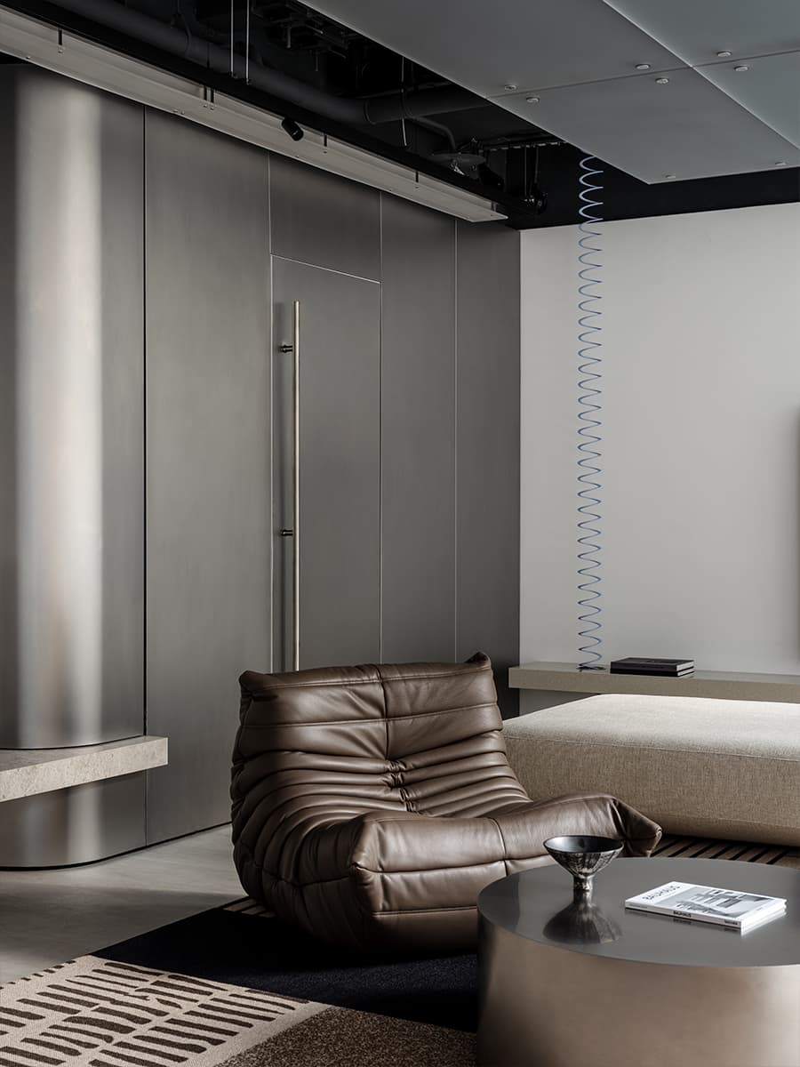 Холодные голубые оттенки, бетон и дерево в интерьере клубного дома — проект DA bureau