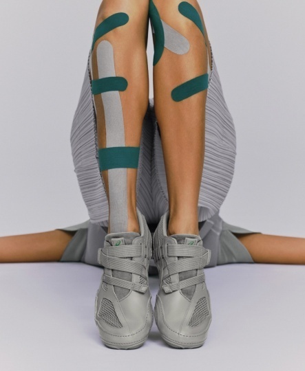 Issey Miyake и ASICS создали кроссовки