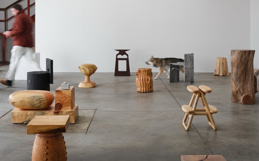Дизайнеры переосмысляют потенциал дерева на выставке в галерее Marta