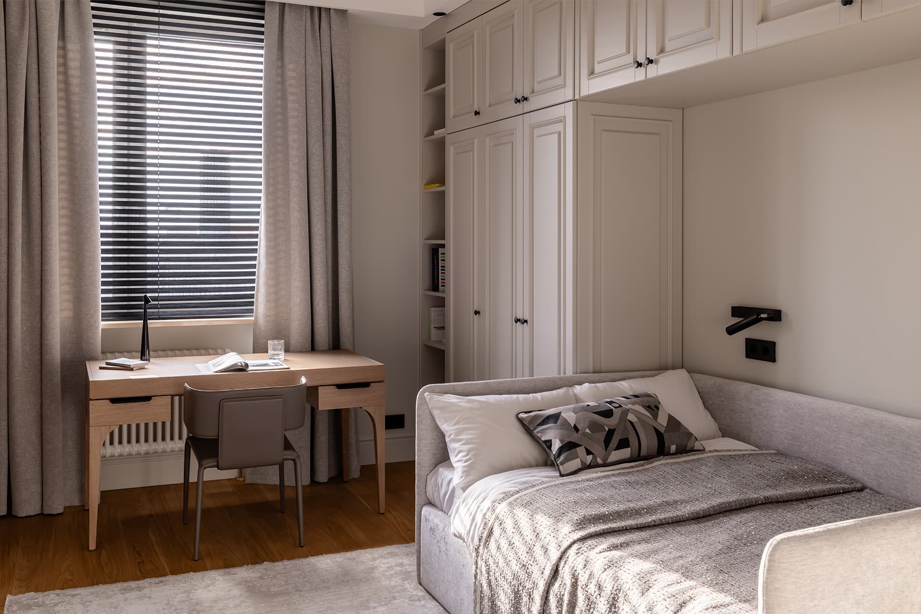 Изящные контрасты и отреставрированная мебель в интерьере семейной квартиры — проект Poisk Bureau