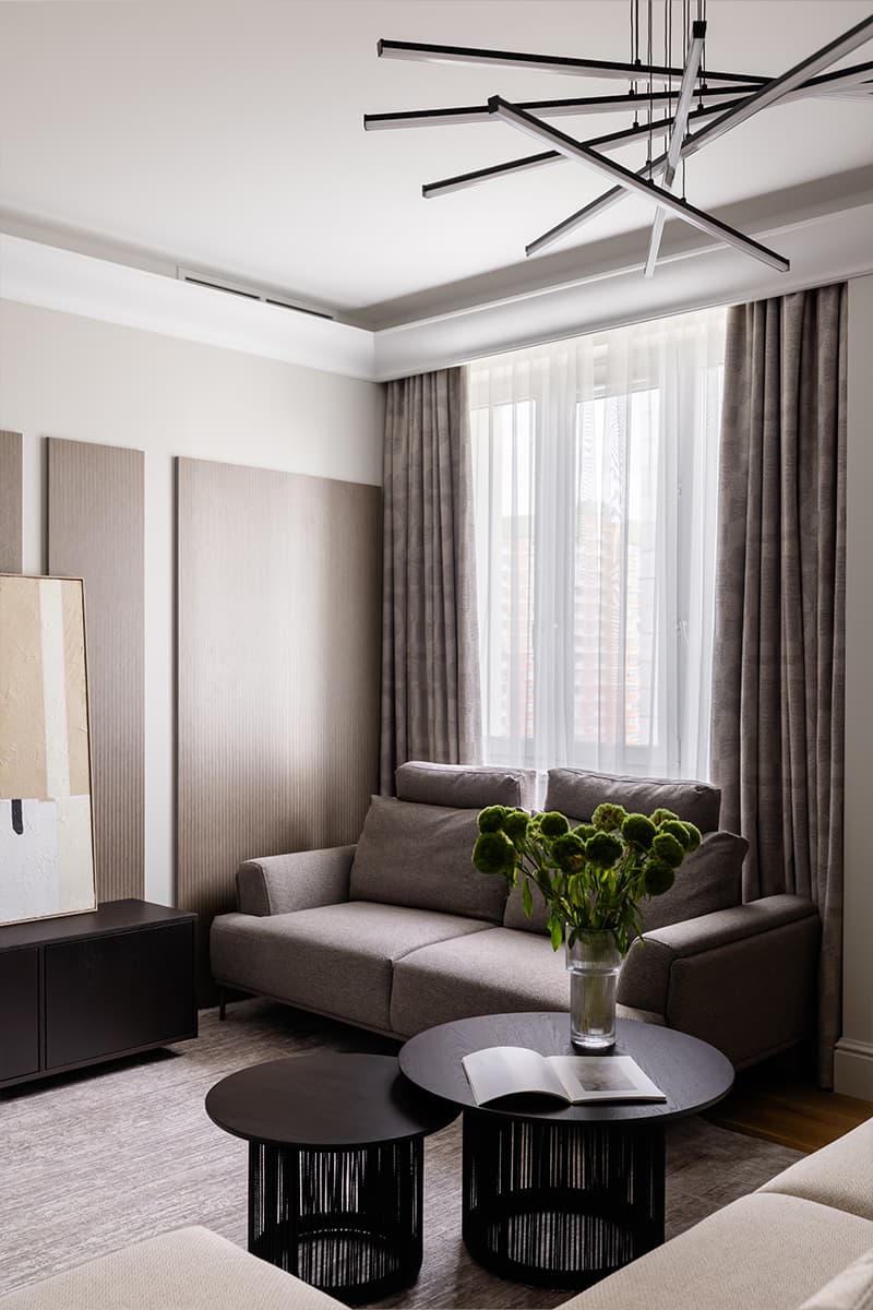 Изящные контрасты и отреставрированная мебель в интерьере семейной квартиры — проект Poisk Bureau