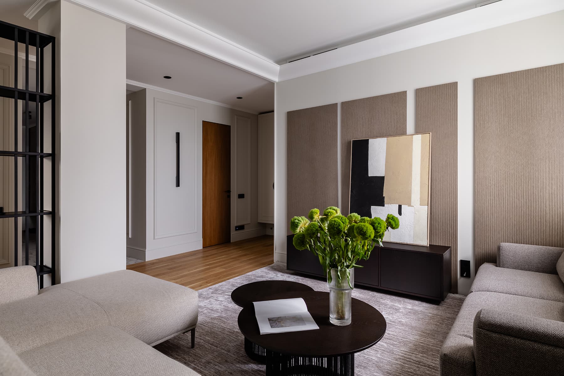 Изящные контрасты и отреставрированная мебель в интерьере семейной квартиры — проект Poisk Bureau