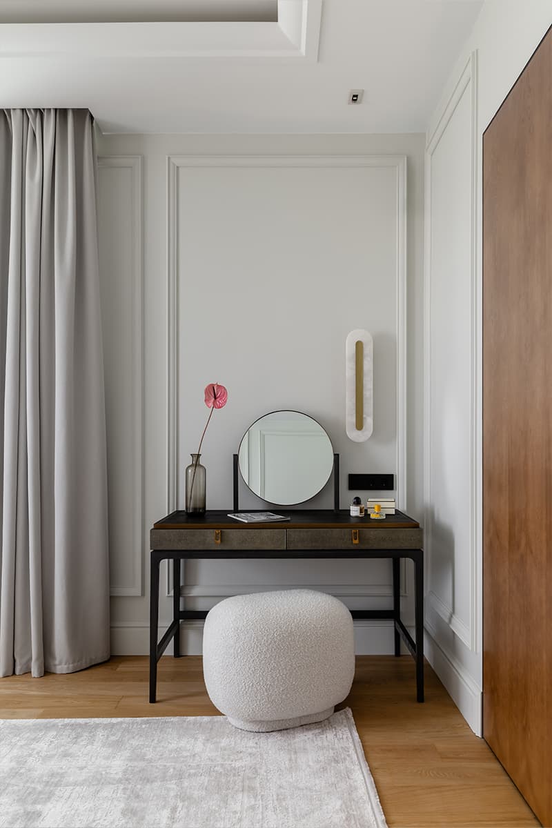 Изящные контрасты и отреставрированная мебель в интерьере семейной квартиры — проект Poisk Bureau