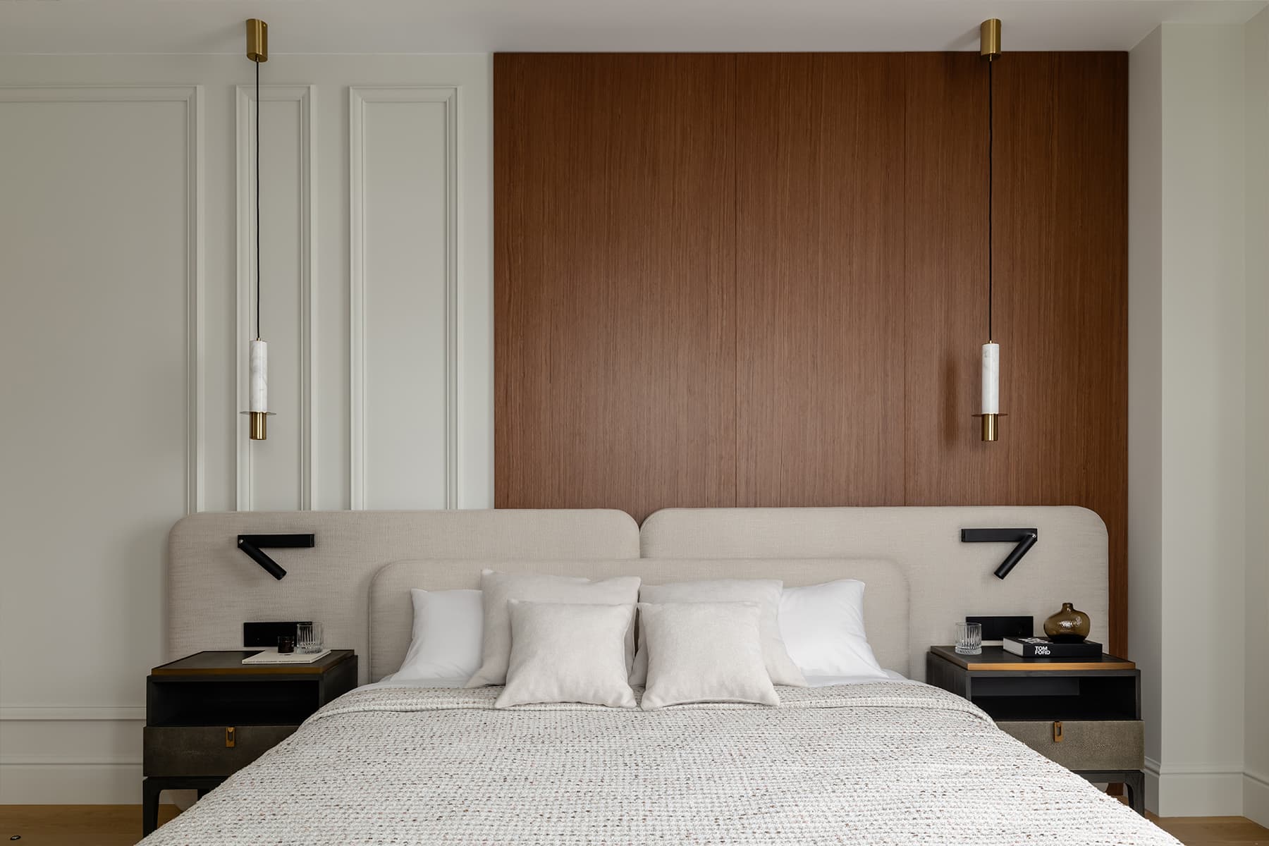 Изящные контрасты и отреставрированная мебель в интерьере семейной квартиры — проект Poisk Bureau