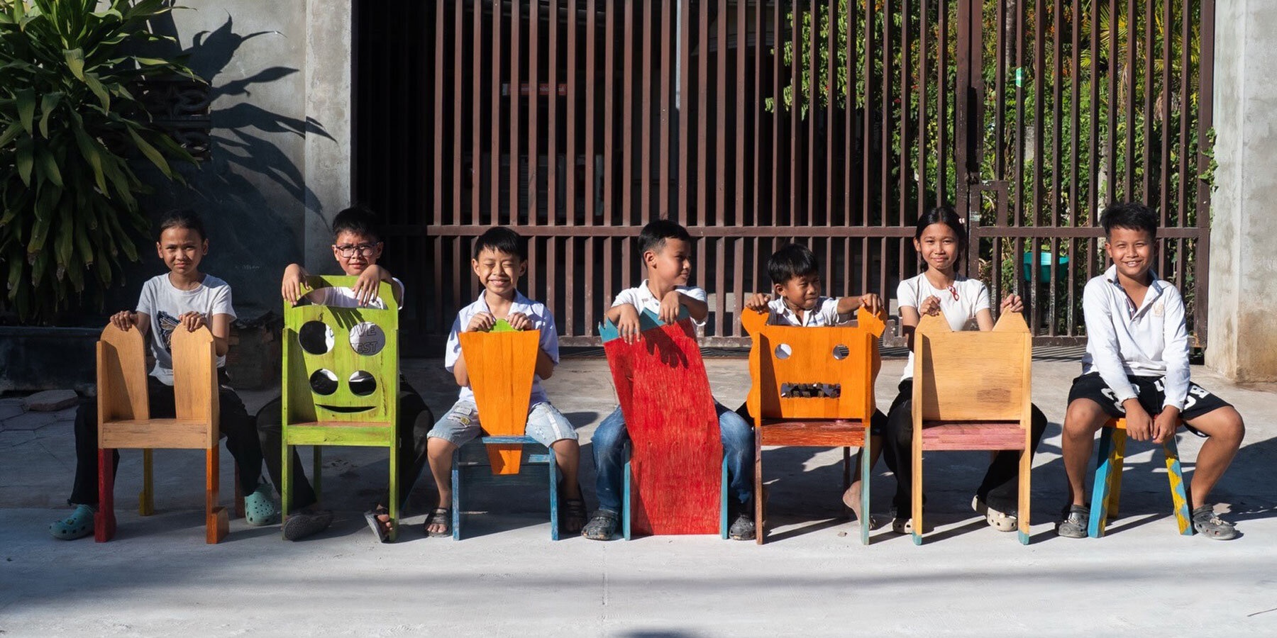 Дизайнер Тэхан Юн создал стулья на основе детских эскизов