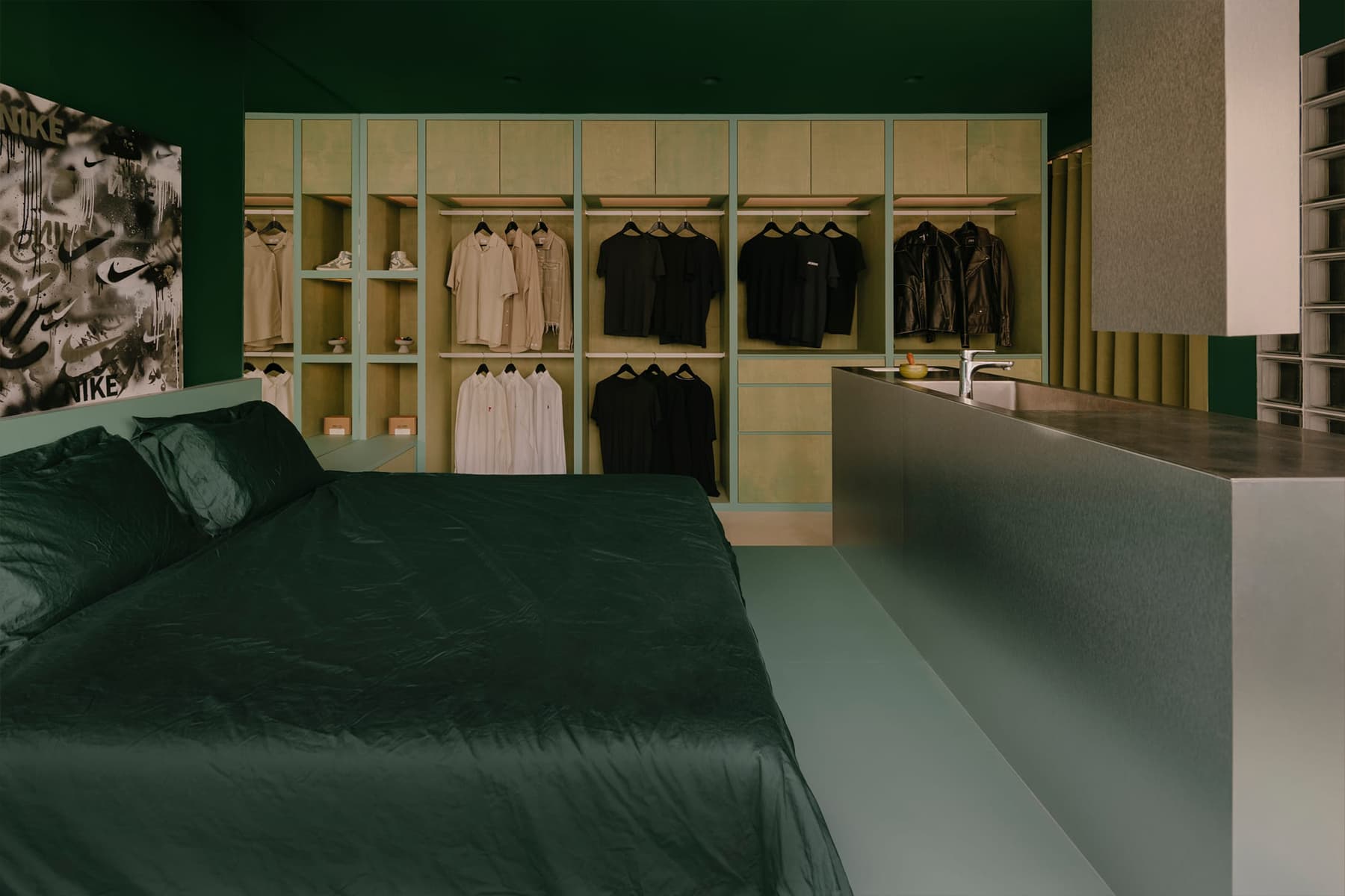 Зеленый мрамор, фанера и нержавеющая сталь в интерьере квартиры дизайнера — проект студии Ascend Design