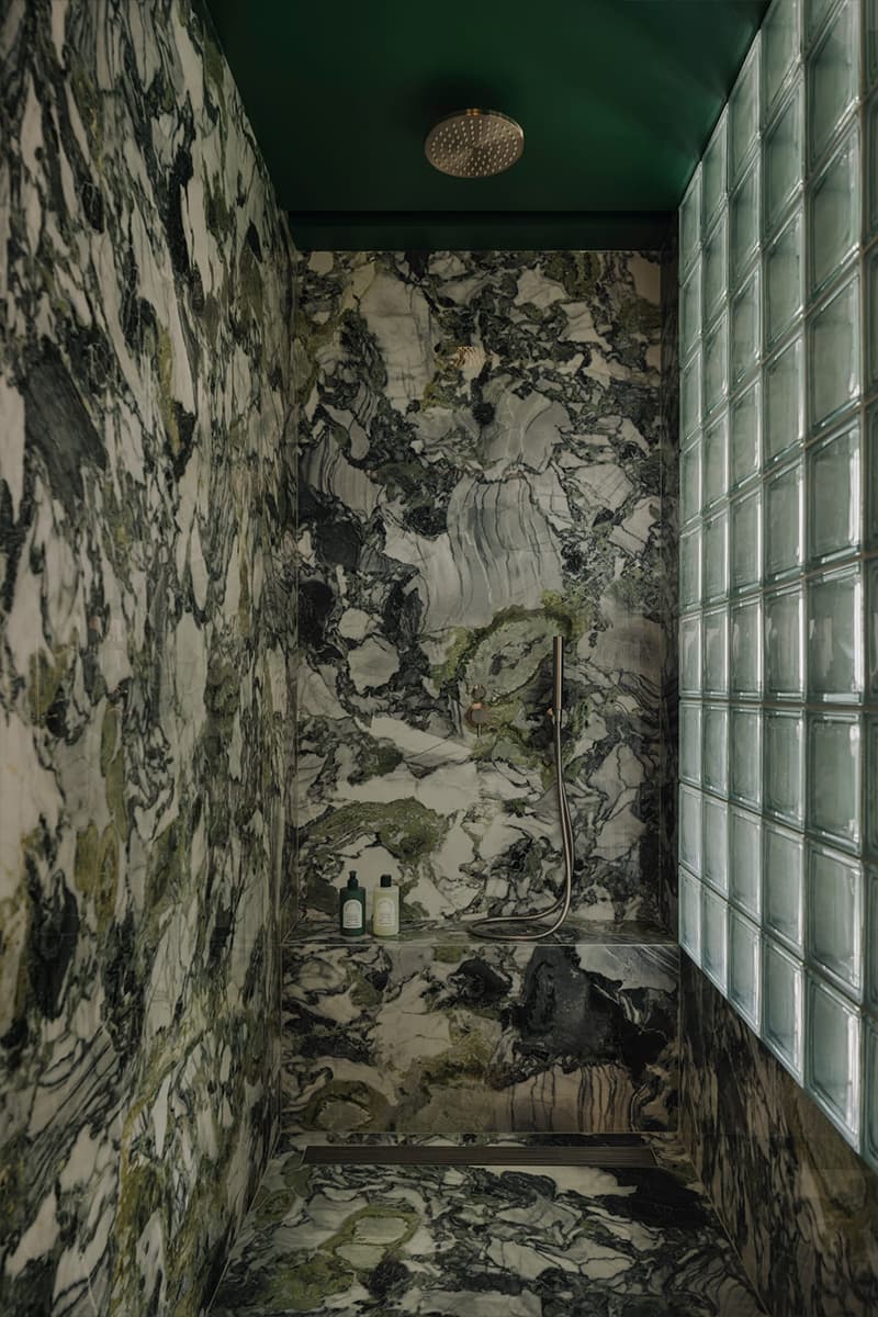 Зеленый мрамор, фанера и нержавеющая сталь в интерьере квартиры дизайнера — проект студии Ascend Design