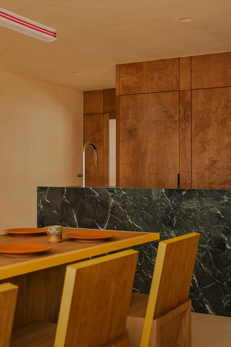 Зеленый мрамор, фанера и нержавеющая сталь в интерьере квартиры дизайнера — проект студии Ascend Design