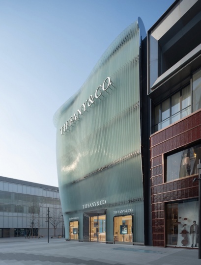 В Пекине открылся магазин Tiffany & Co с необычным фасадом из матового стекла