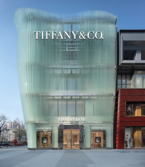 В Пекине открылся магазин Tiffany & Co с необычным фасадом из матового стекла