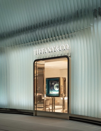 В Пекине открылся магазин Tiffany & Co с необычным фасадом из матового стекла