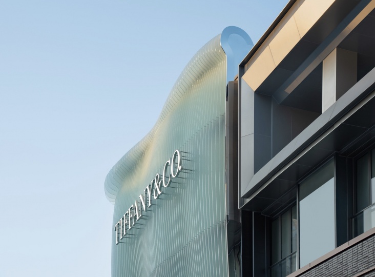 В Пекине открылся магазин Tiffany & Co с необычным фасадом из матового стекла