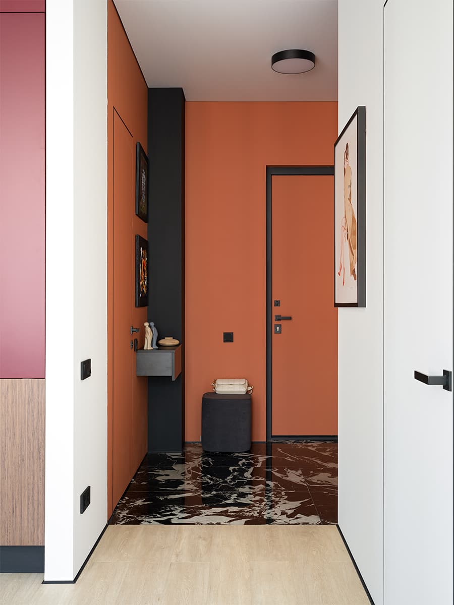 Глубокие бордовые тона в интерьере квартиры под сдачу — проект Натальи Федоровой