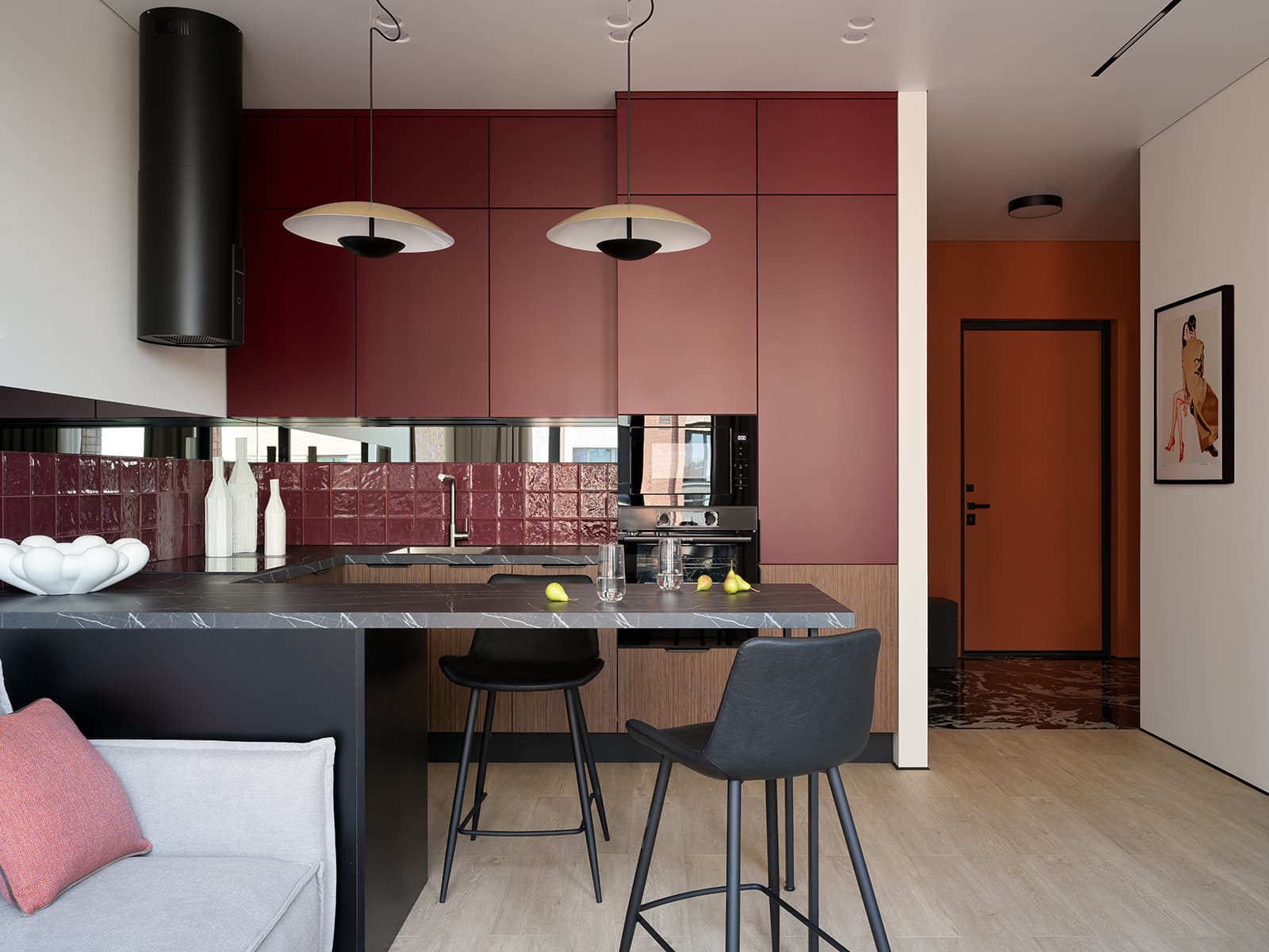 Глубокие бордовые тона в интерьере квартиры под сдачу — проект Натальи Федоровой