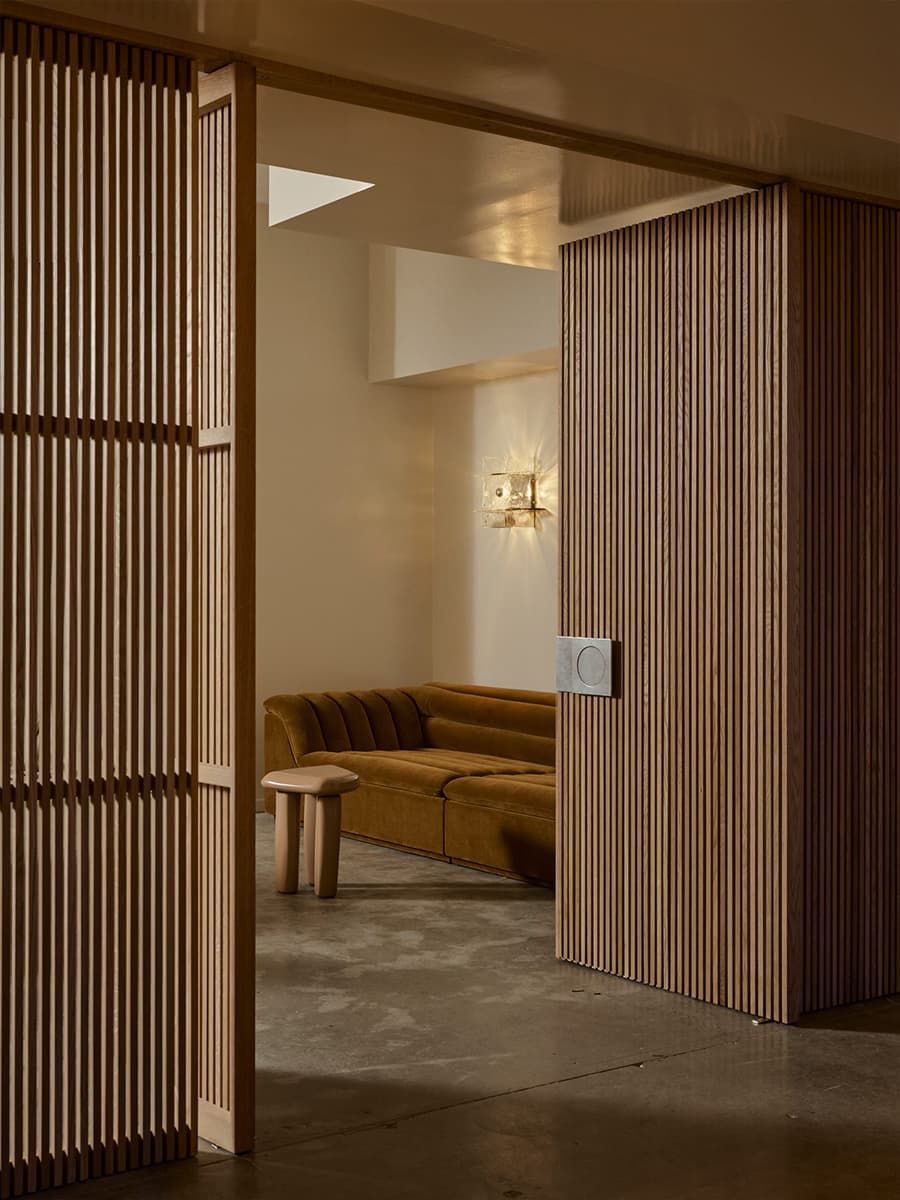 Четырехметровая пальма и лестница из стеклоблоков в интерьере австралийского шоурума — проект Ellison Studios