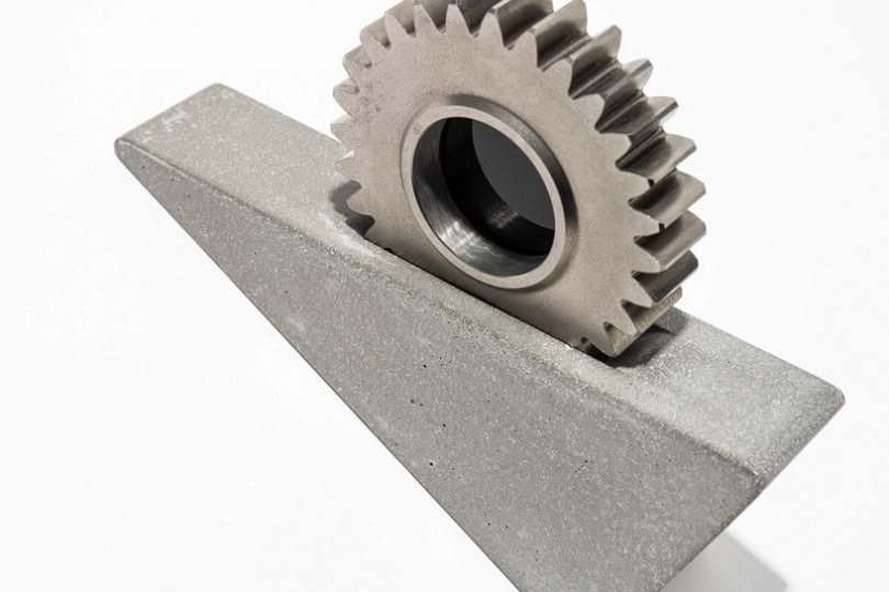 Сигэя Мията создал предметы декора из мотозапчастей