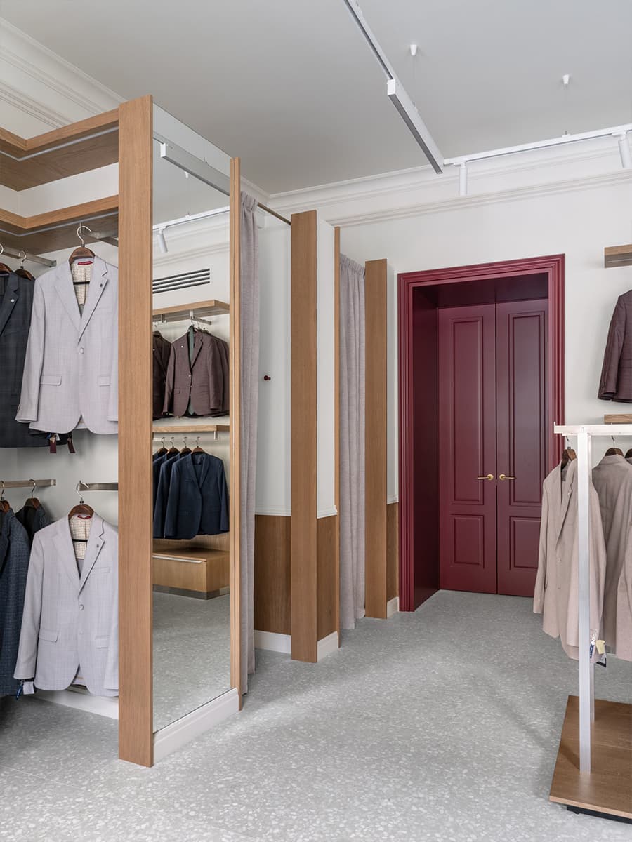 Элегантный интерьер магазина мужской одежды с отсылками к портному делу — проект студии «ПОРА»