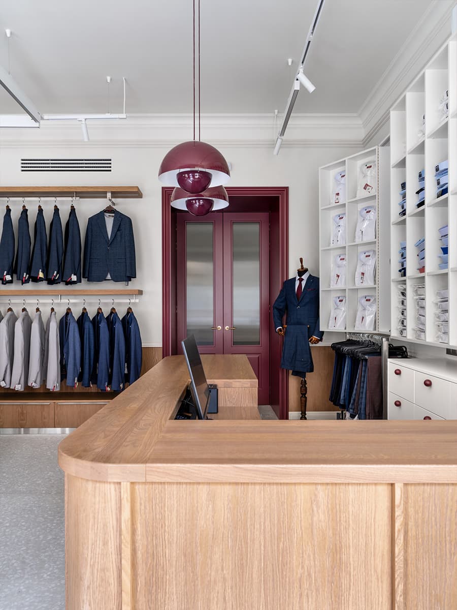 Элегантный интерьер магазина мужской одежды с отсылками к портному делу — проект студии «ПОРА»
