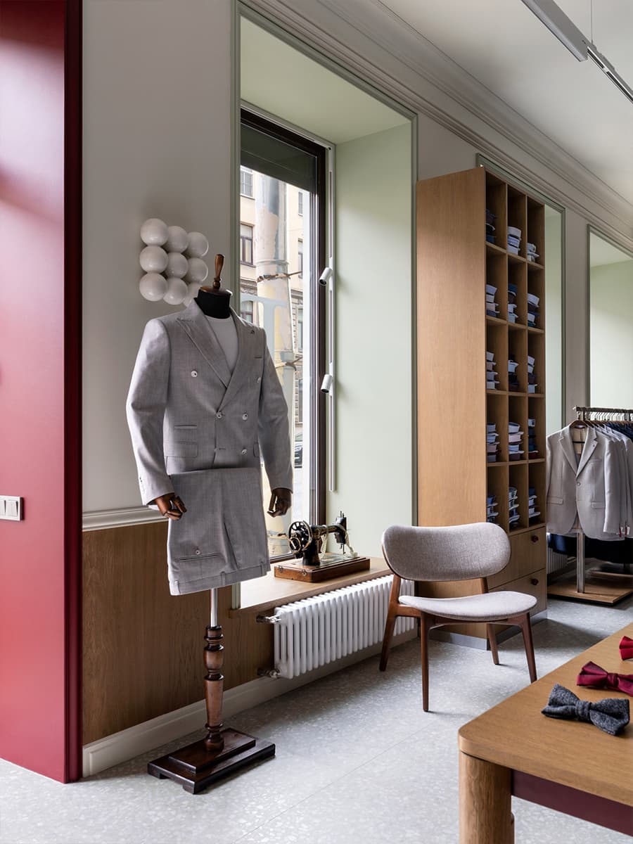 Элегантный интерьер магазина мужской одежды с отсылками к портному делу — проект студии «ПОРА»