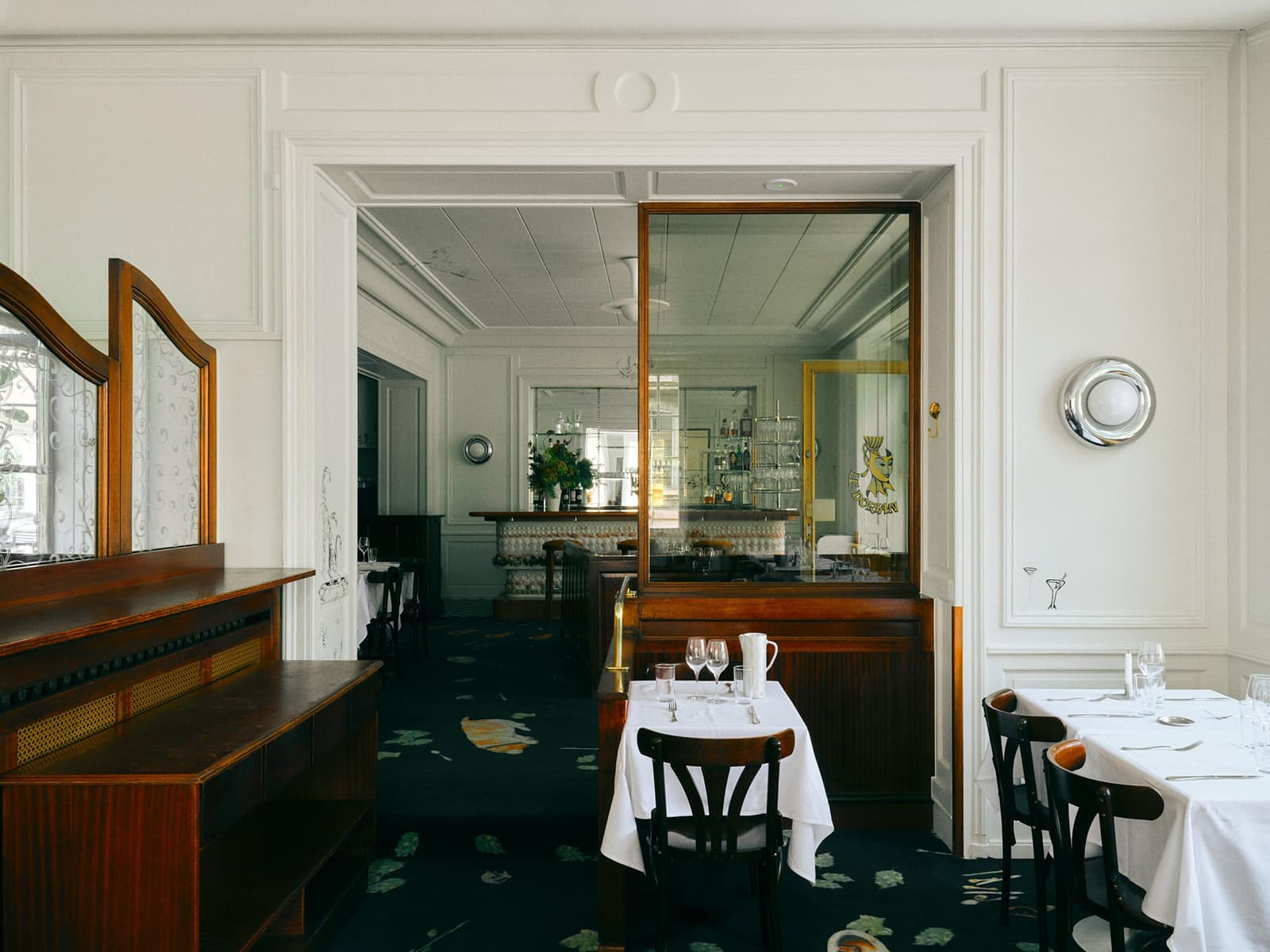 Торжественный интерьер исторического ресторана в Женеве — проект YKRA Architects