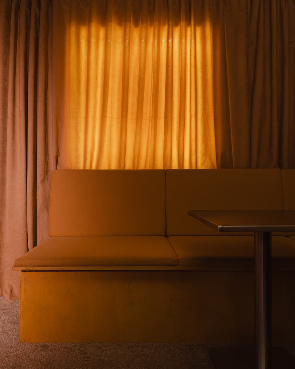 Интерьер караоке в стиле кинематографичного отеля — проект Майи Рожновской