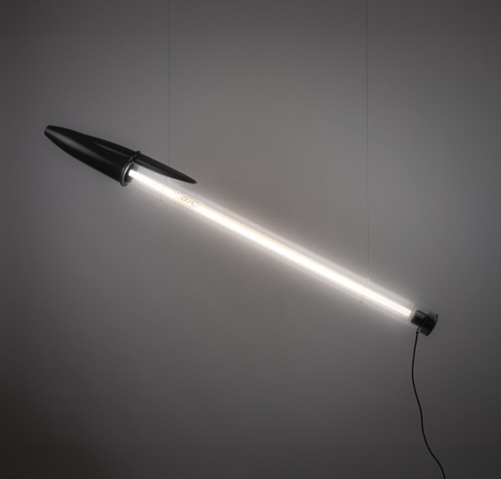 Seletti показал светильник в виде гигантской шариковой ручки