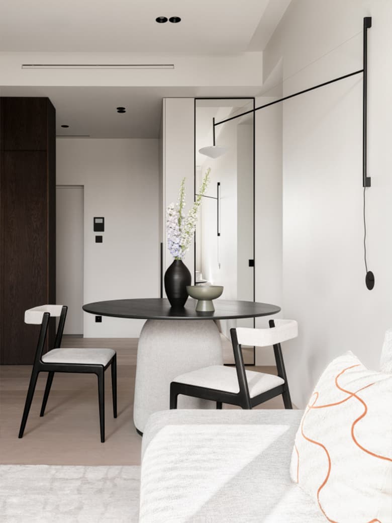 Травертин и шпон дуба в умиротворяющем интерьере московской квартиры — проект студии Alexander Tischler