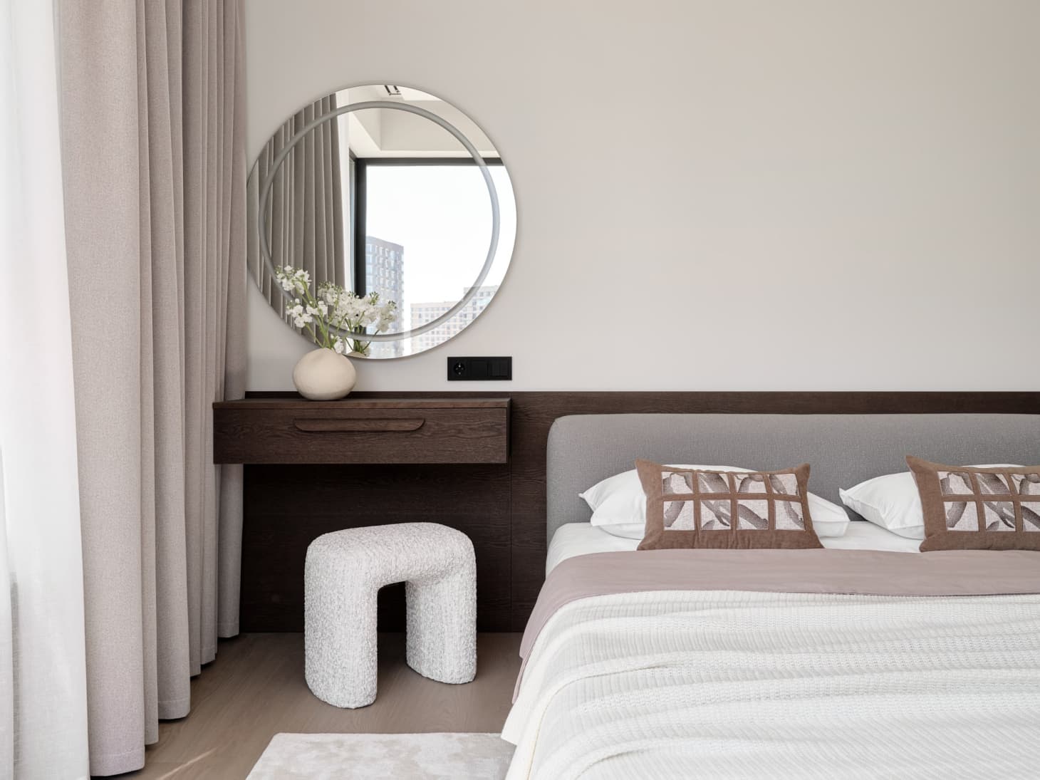 Травертин и шпон дуба в умиротворяющем интерьере московской квартиры — проект студии Alexander Tischler