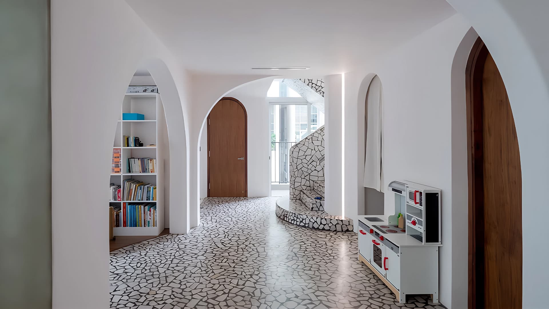 9 интерьеров квартир с эффектной плиткой терраццо