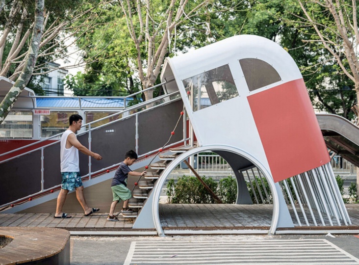 Студия XISUI Design превратила старый автобус в детскую площадку