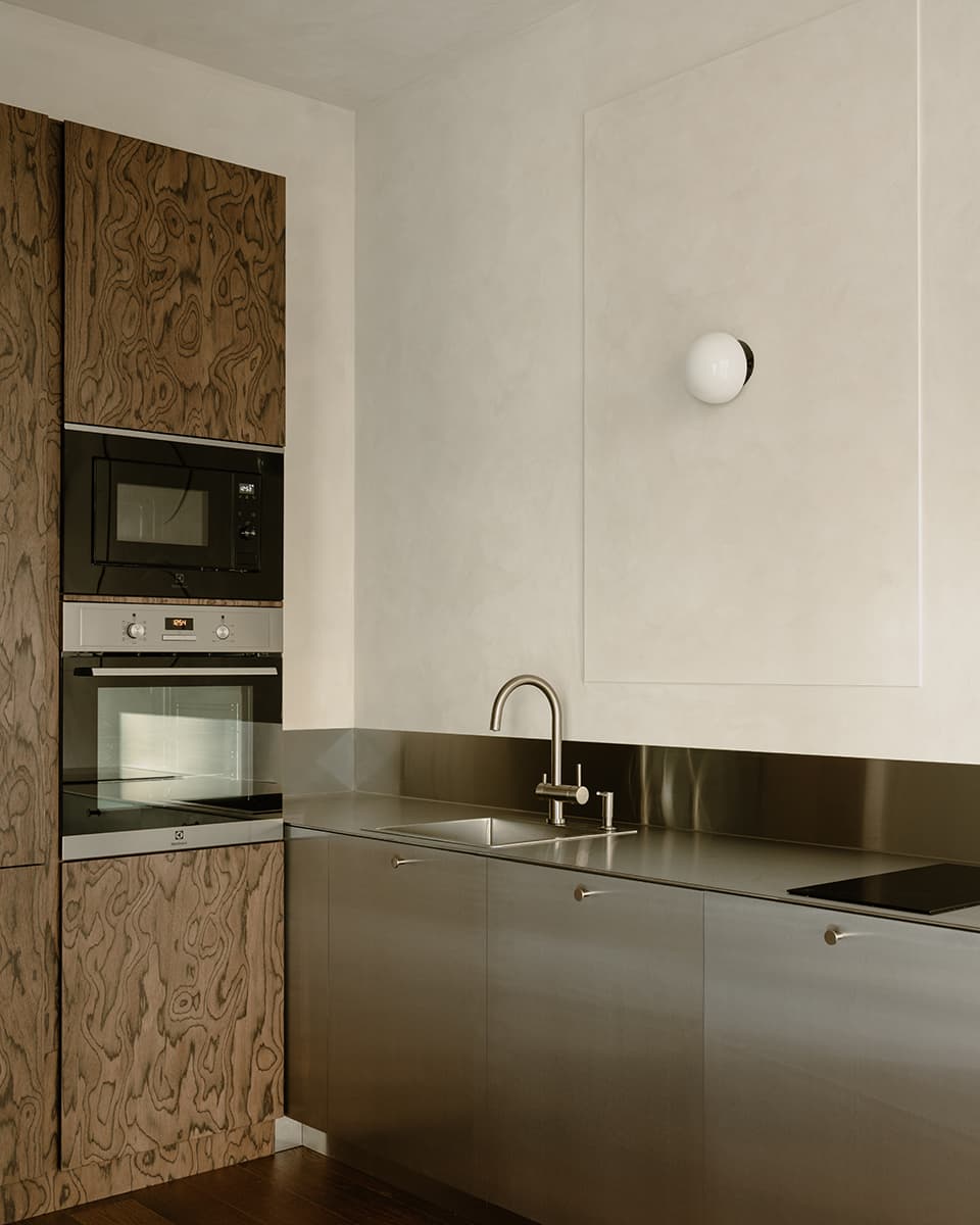 Распашные двери и кухня из нержавеющей стали в интерьере квартиры для мужчины — проект Юлии Даниловой-Нитусовой