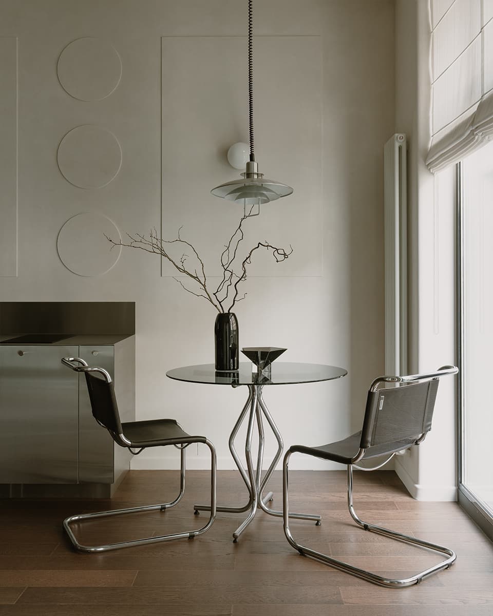 Распашные двери и кухня из нержавеющей стали в интерьере квартиры для мужчины — проект Юлии Даниловой-Нитусовой