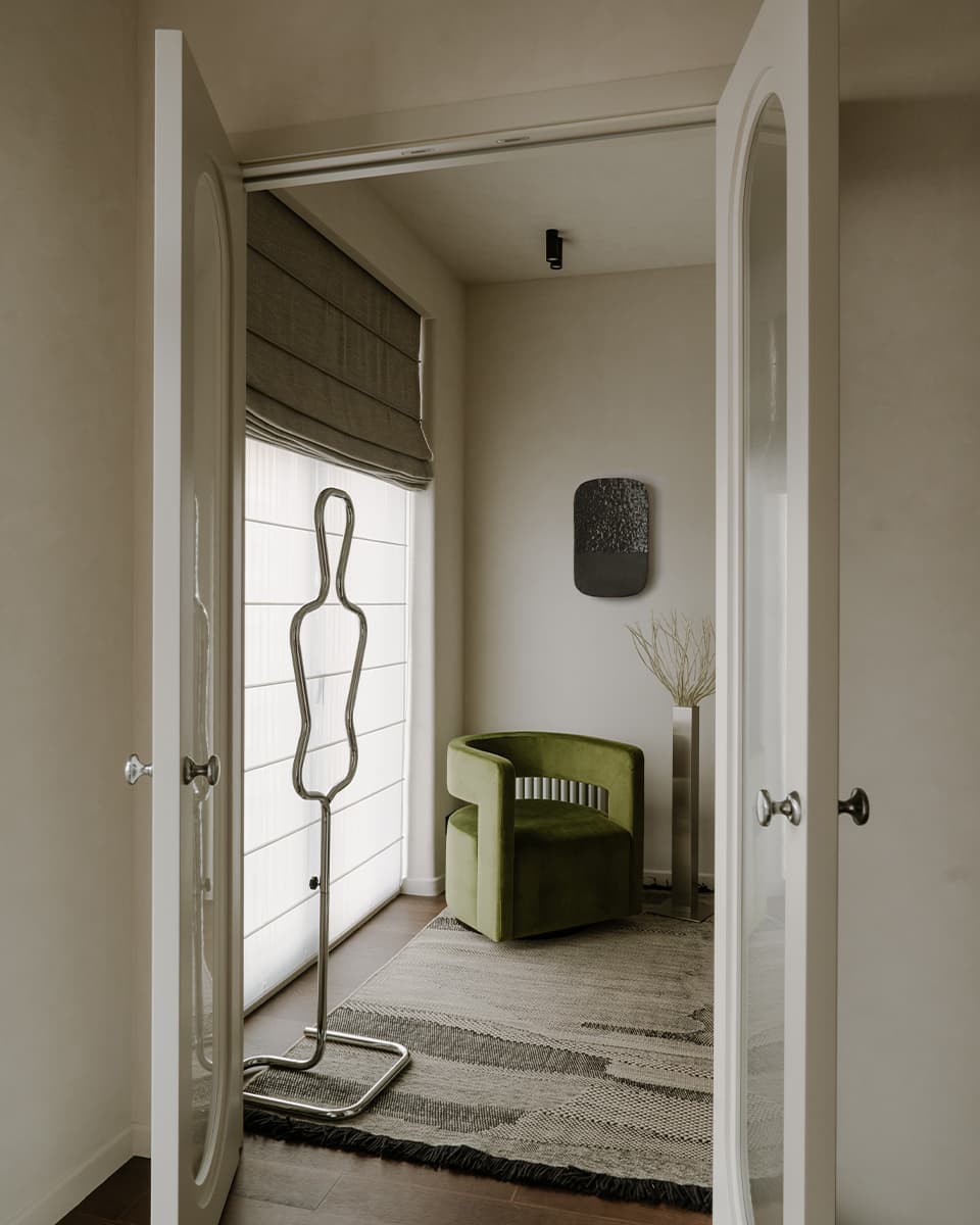 Распашные двери и кухня из нержавеющей стали в интерьере квартиры для мужчины — проект Юлии Даниловой-Нитусовой