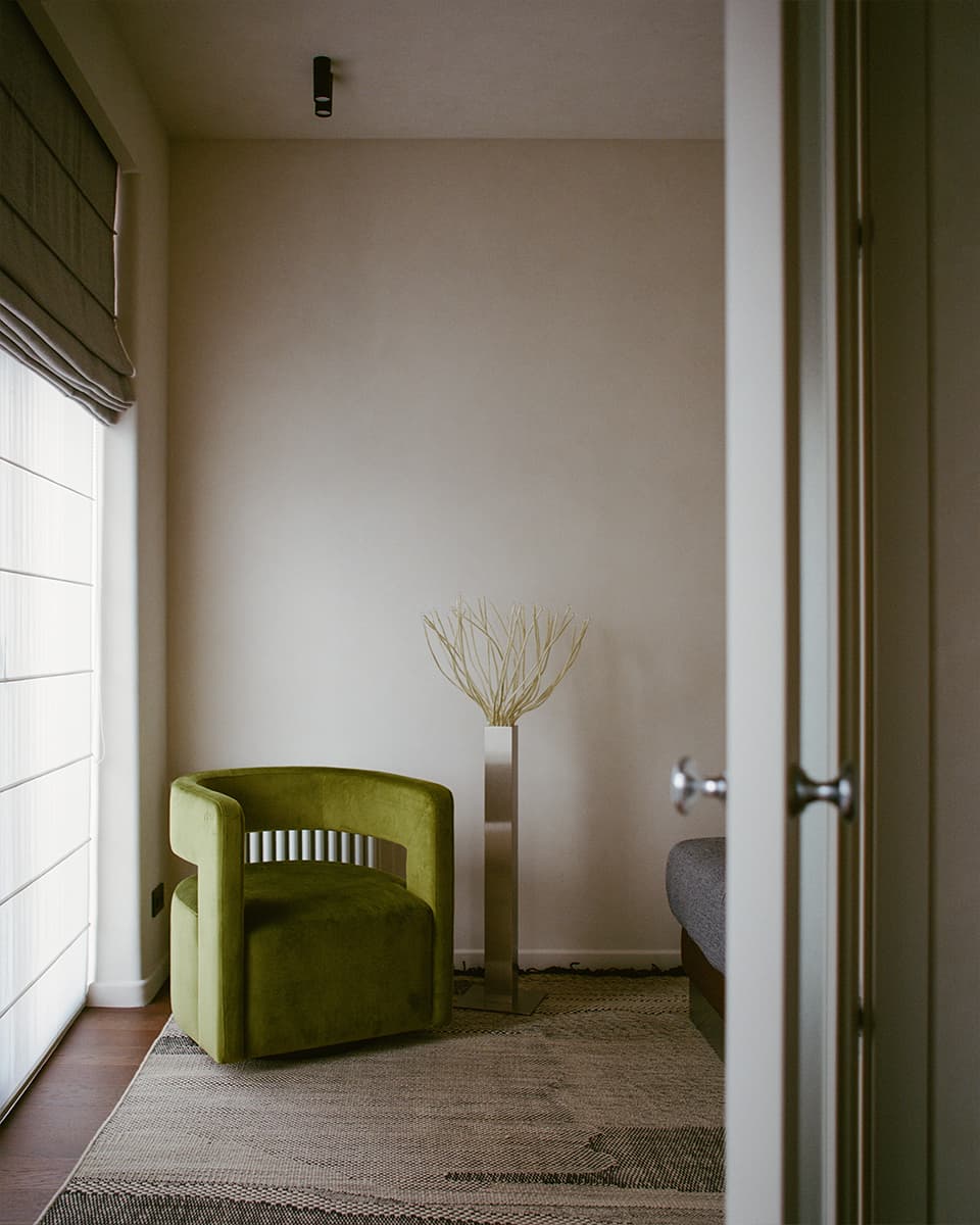 Распашные двери и кухня из нержавеющей стали в интерьере квартиры для мужчины — проект Юлии Даниловой-Нитусовой