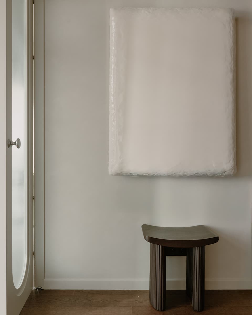 Распашные двери и кухня из нержавеющей стали в интерьере квартиры для мужчины — проект Юлии Даниловой-Нитусовой