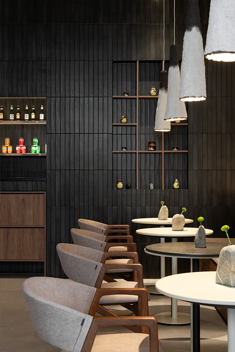 Необычные светильники и черная плитка в интерьере ресторана азиатской кухни в Казани — проект Луизы Альковой