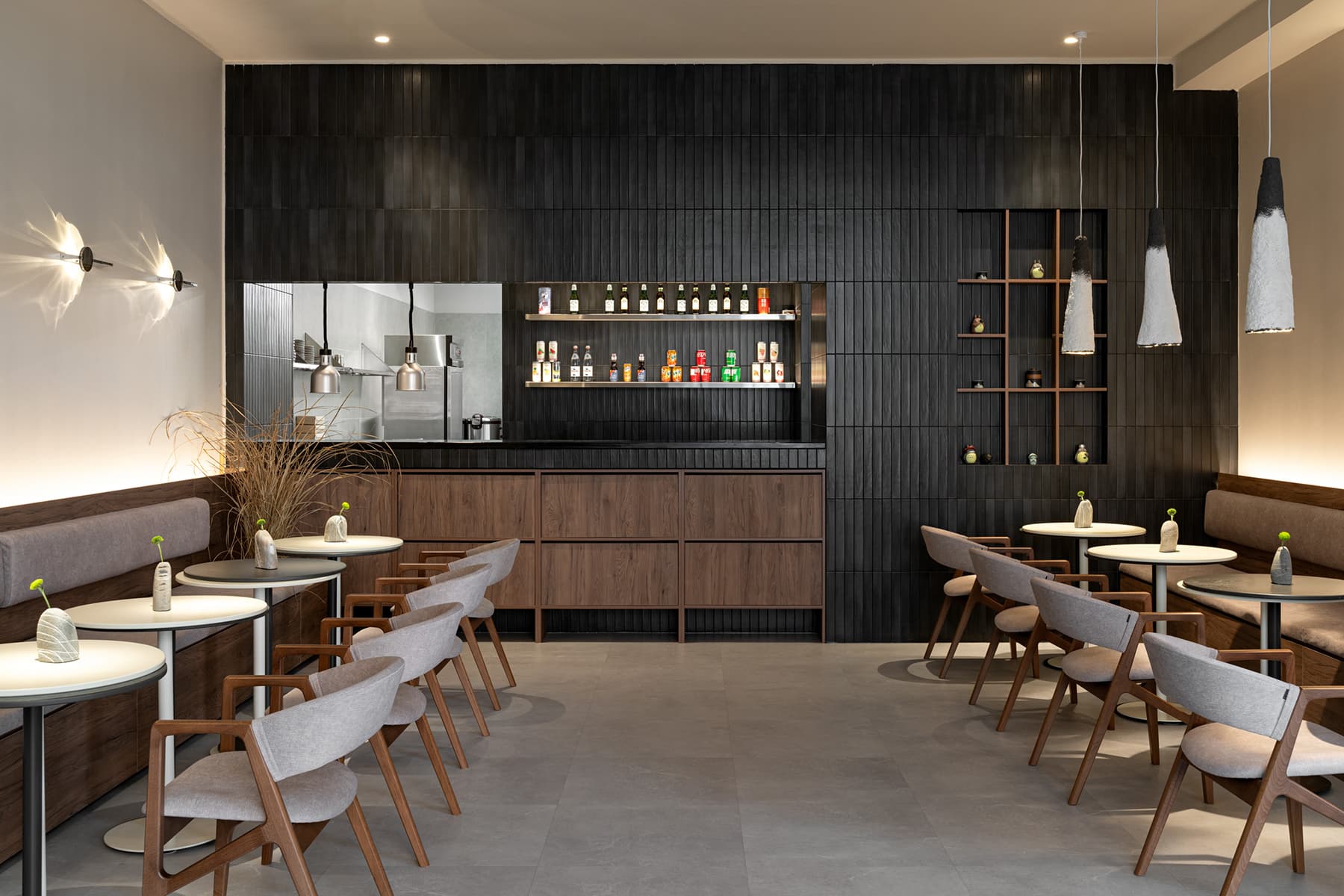 Необычные светильники и черная плитка в интерьере ресторана азиатской кухни в Казани — проект Луизы Альковой