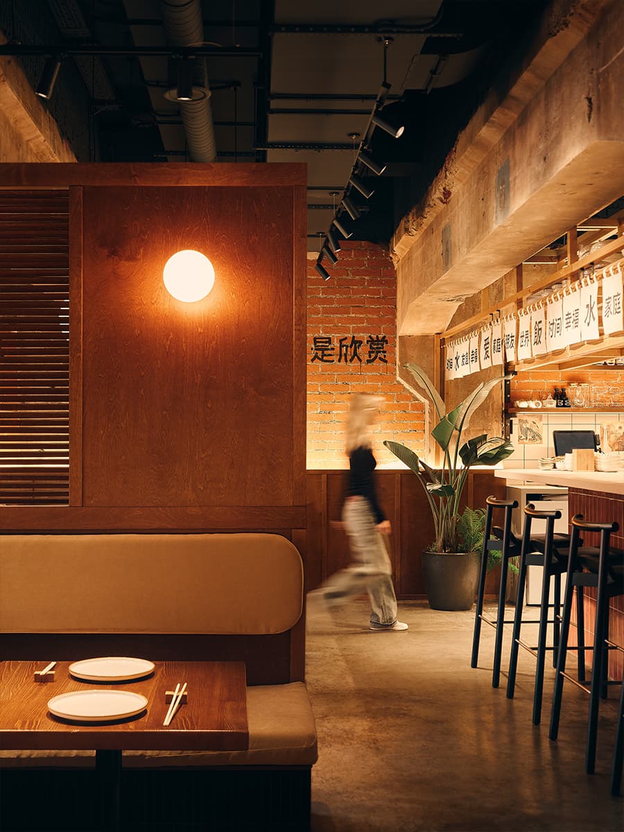 Брутальные фактуры и аутентичный декор в интерьере кафе азиатской кухни — проект Марии Бердник