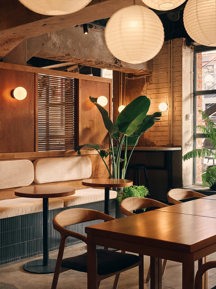 Брутальные фактуры и аутентичный декор в интерьере кафе азиатской кухни — проект Марии Бердник