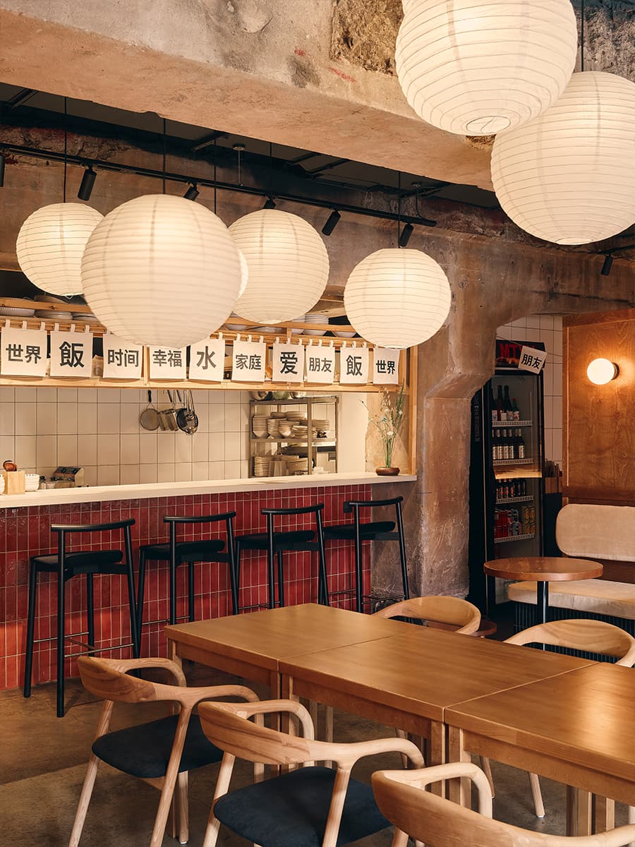 Брутальные фактуры и аутентичный декор в интерьере кафе азиатской кухни — проект Марии Бердник