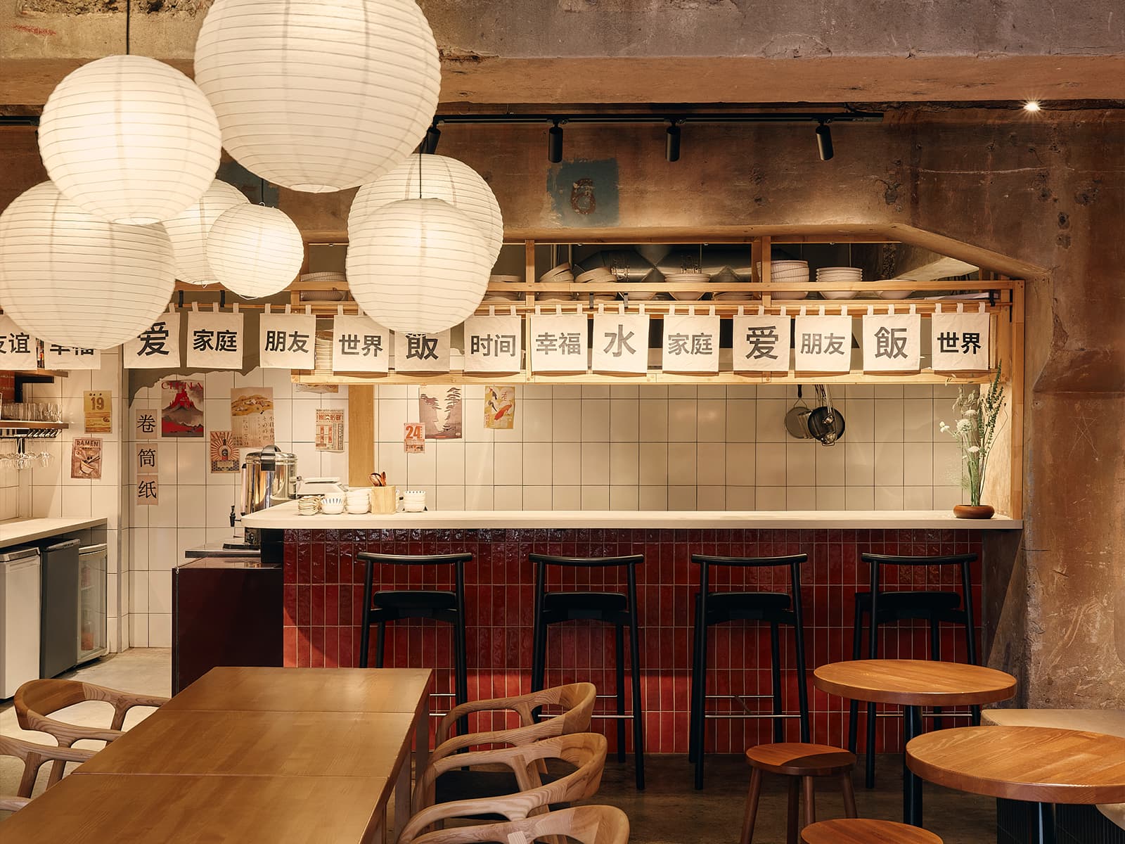 Брутальные фактуры и аутентичный декор в интерьере кафе азиатской кухни — проект Марии Бердник