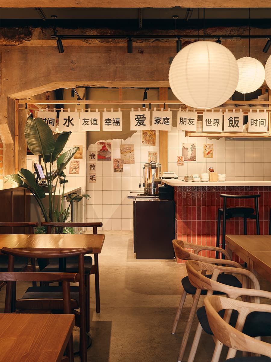 Брутальные фактуры и аутентичный декор в интерьере кафе азиатской кухни — проект Марии Бердник