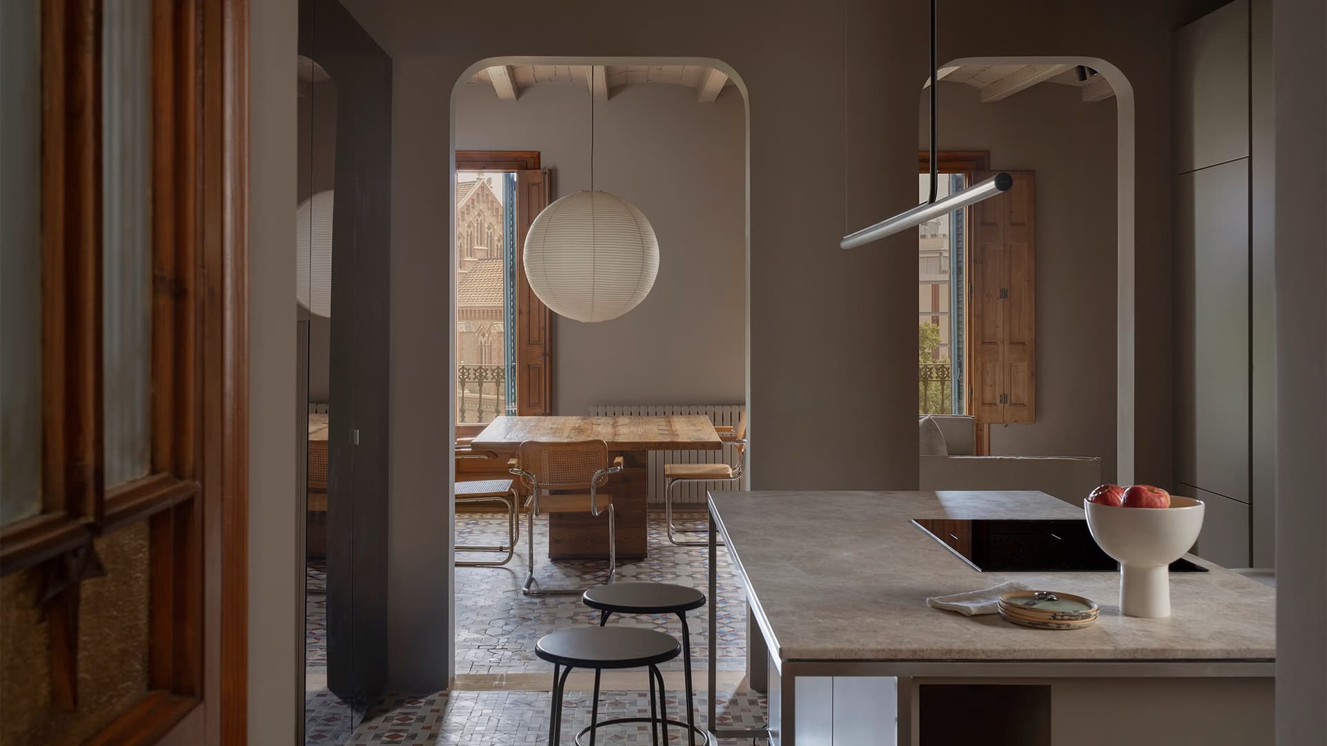 Историческая плитка и открытая планировка в отреставрированном интерьере квартиры — проект Ольги Пахарес