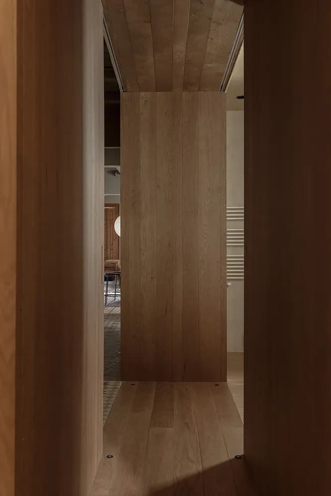 Историческая плитка и открытая планировка в отреставрированном интерьере квартиры — проект Ольги Пахарес