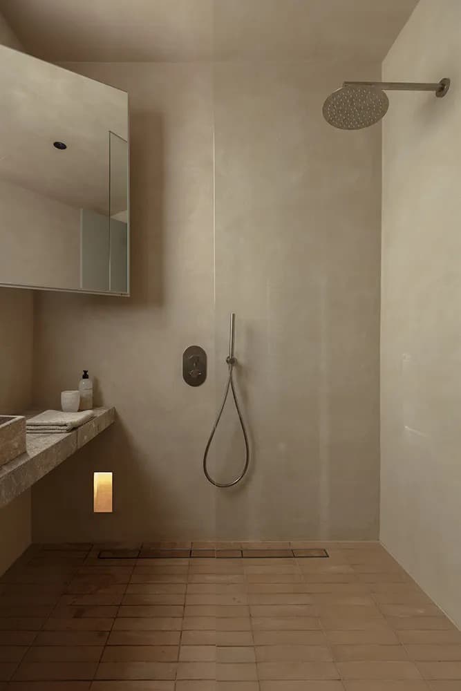 Историческая плитка и открытая планировка в отреставрированном интерьере квартиры — проект Ольги Пахарес