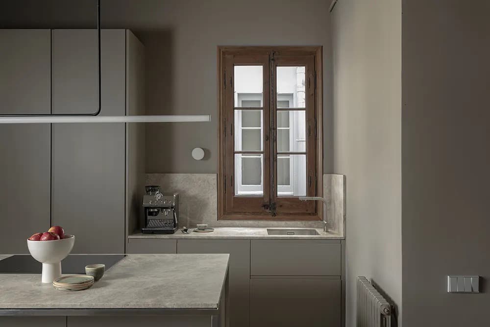 Историческая плитка и открытая планировка в отреставрированном интерьере квартиры — проект Ольги Пахарес