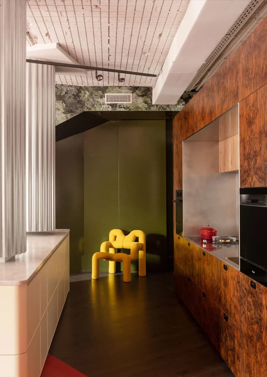 Интерьеры с кухнями из необычных материалов