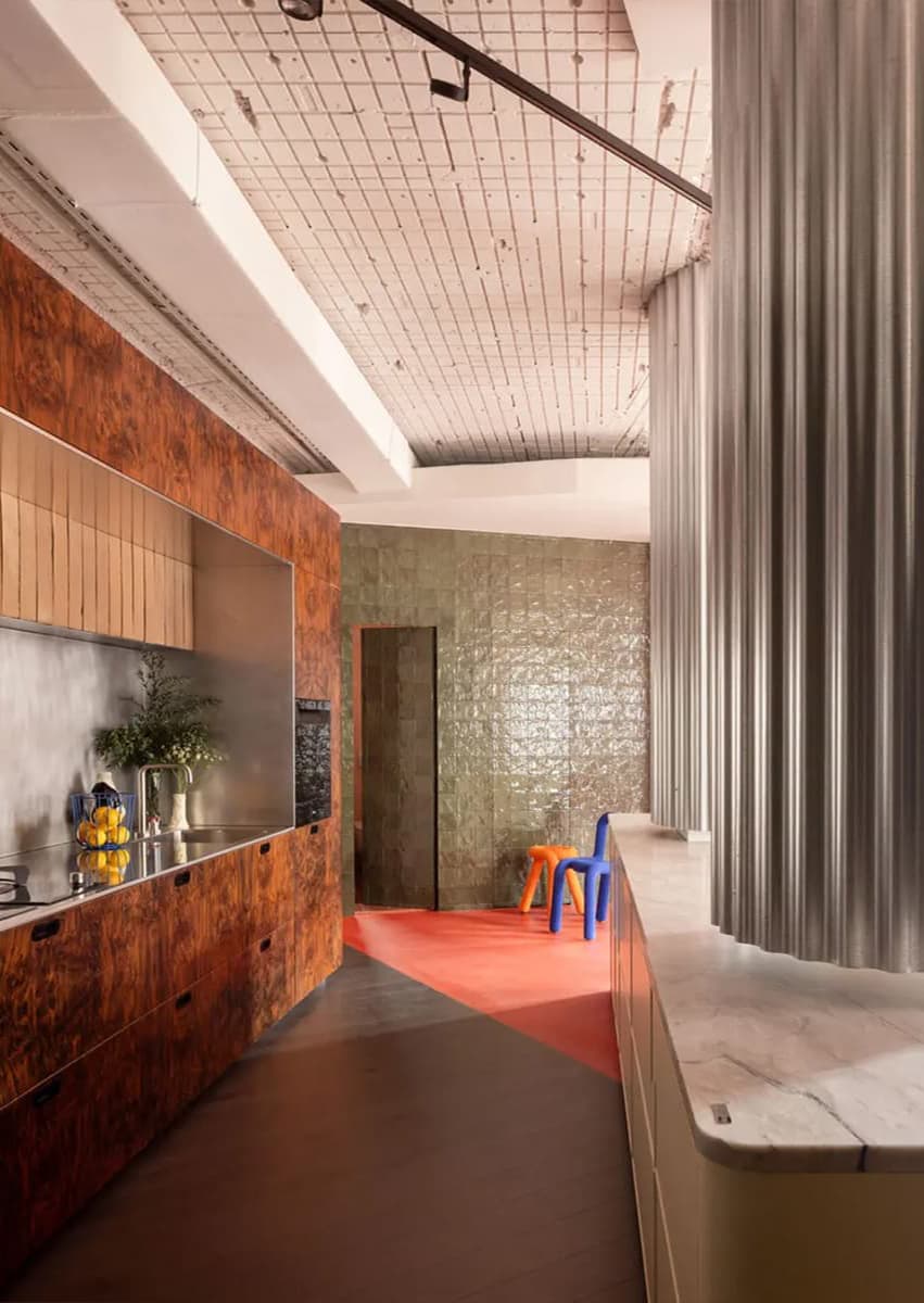 Интерьеры с кухнями из необычных материалов